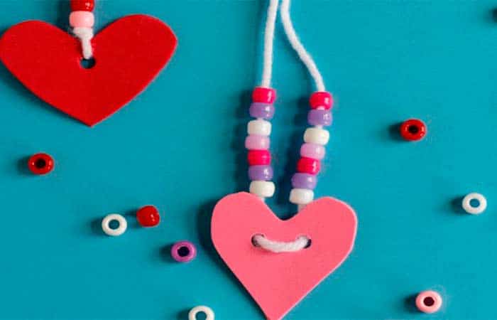 Manualidades para regalar en San Valentín, collares de corazón