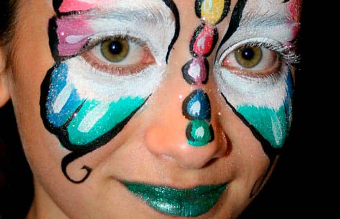 Pintarle la cara a los niños en Carnaval, mariposa