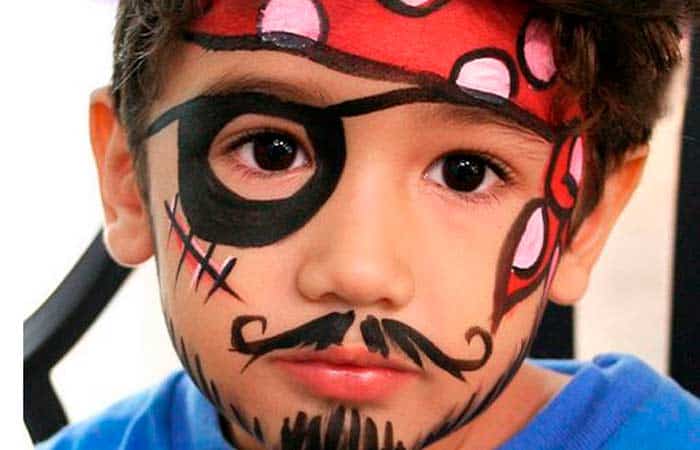Pintarle la cara a los niños en Carnaval, pirata
