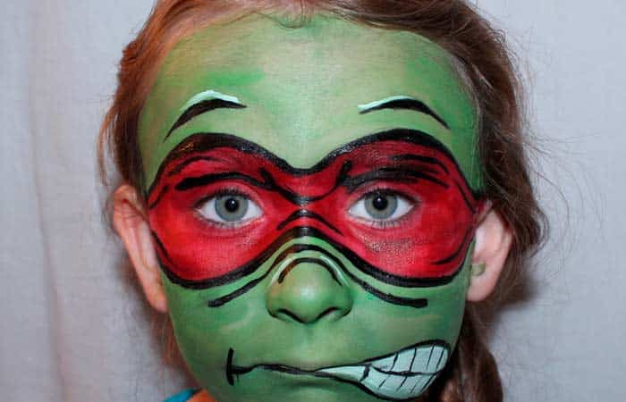 Pintarle la cara a los niños en Carnaval, tortuga Ninja