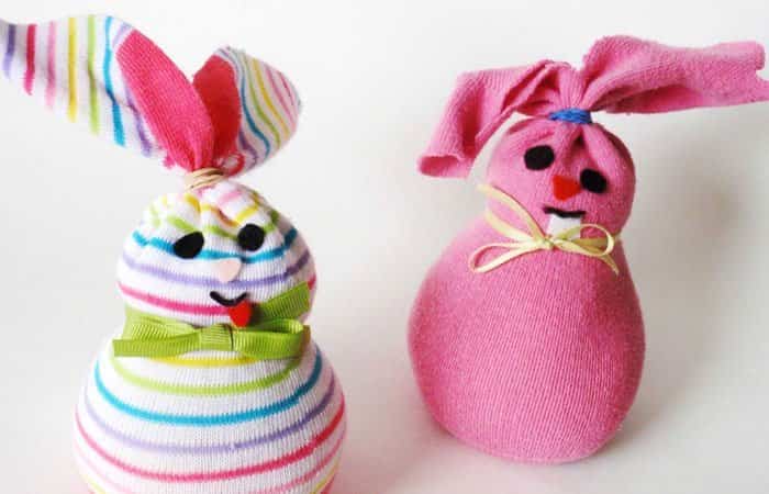 Manualidades para hacer en Pascua, conejitos de calcetín