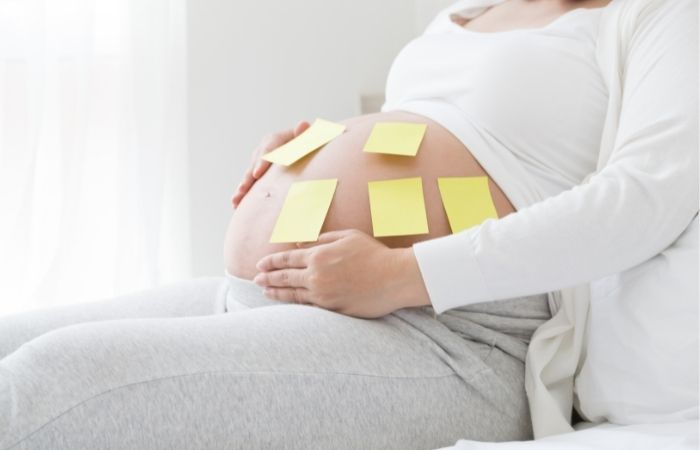 Fotos divertidas de embarazo: con varios pósit en la barriga