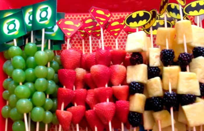 Cumpleaños de superhéroes, brochetas de frutas