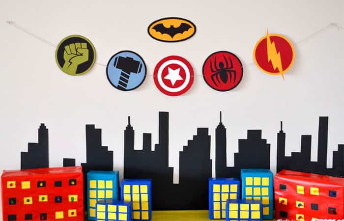Cumpleaños para superhéroes, mural de ciudad