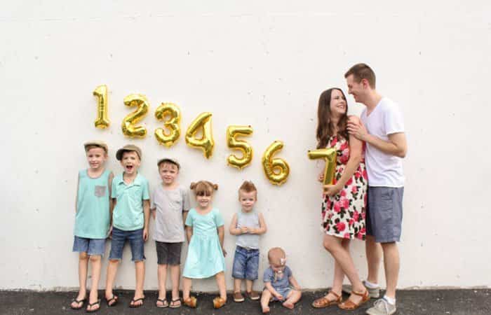 Familia numerosa con globos con de números