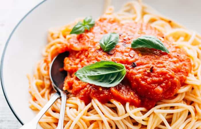 Salsas para pasta: salsa de tomate casera con albahaca, en plato de espaguetis