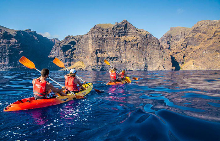 Kayak en la costa española: en el acantilado de Los Gigantes, en Tenerife