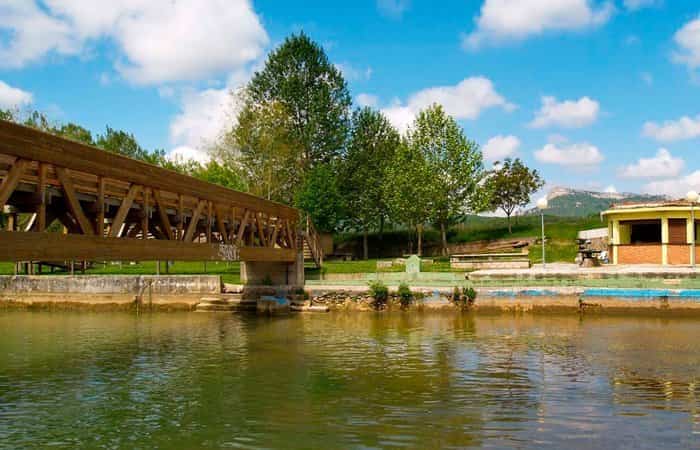 Piscina fluvial del Parque de Fresnedo