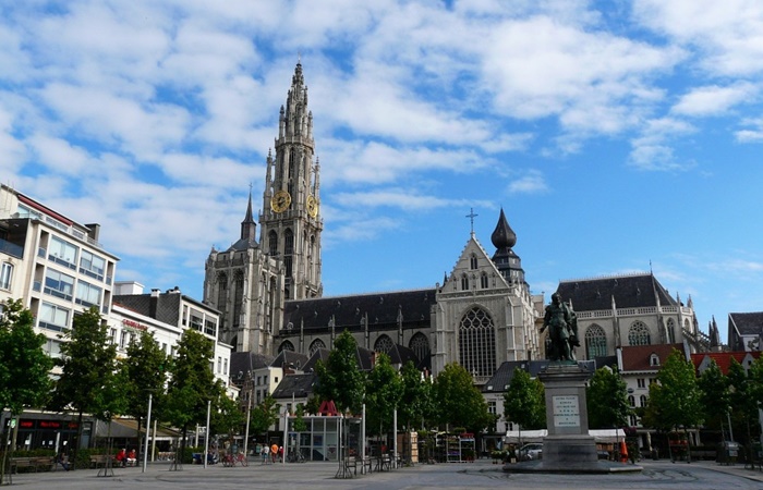 Amberes, Bélgica. Plaza y catedral de Nuestra Señora