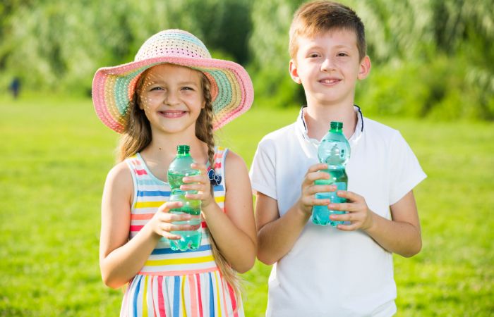 Juegos de agua fresquitos: carrera de relevos con botellas