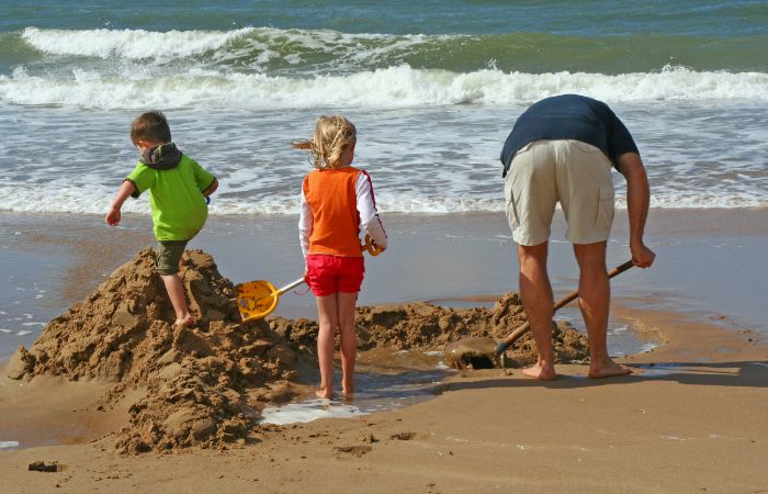 Juegos en la playa: muro contra las olas