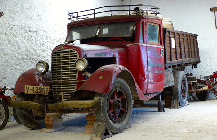 Tractor antiguo del Museo de Sisternas, en Requena