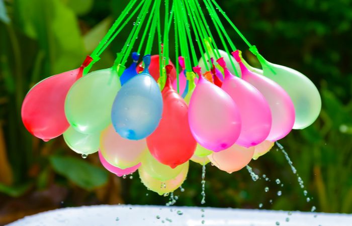 juegos de agua fresquitos: piñata de verano con globos de agua