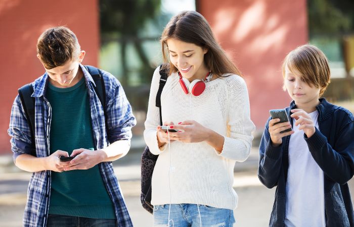 Espiar el móvil de tu hijo: opinión de los adolescentes