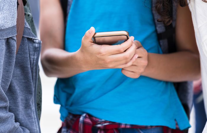 Espiar el móvil de tu hijo: lo que dice la ley