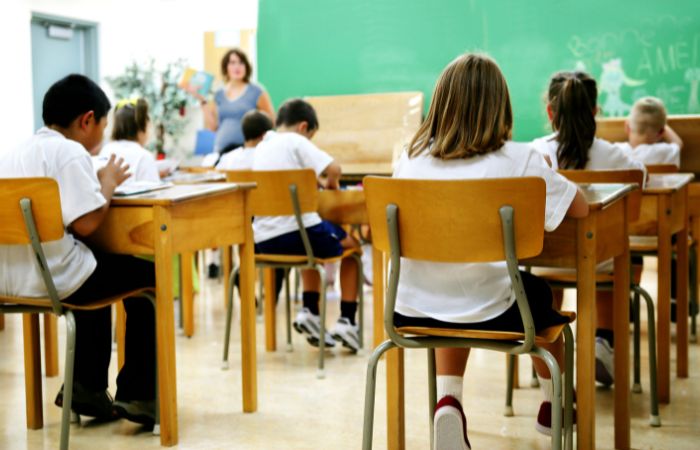 Malas posturas de los niños: muchas horas sentados en el colegio