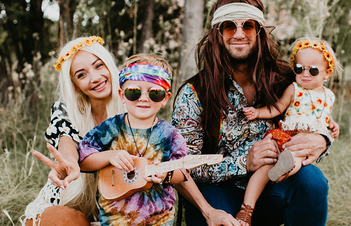 Disfraces en familia para Halloween de hippies
