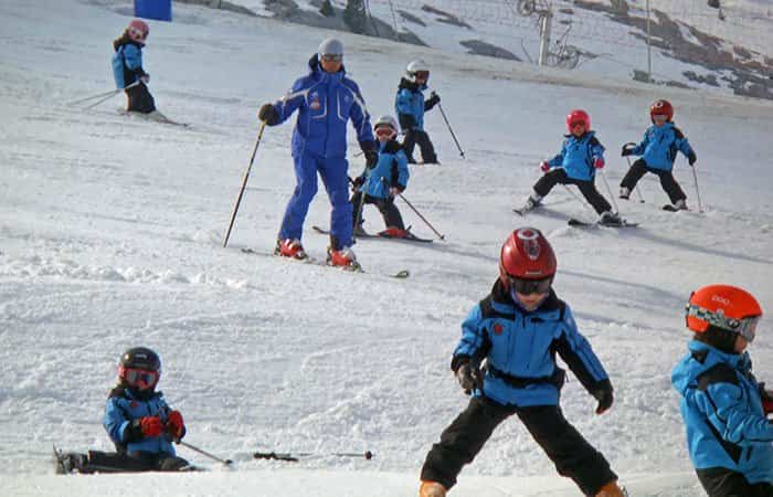 Niños esquiando Estación de Esquí de Candanchú