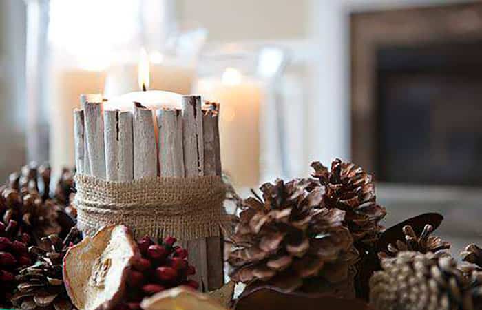 Decoración de la mesa de Navidad: velas con canela en rama
