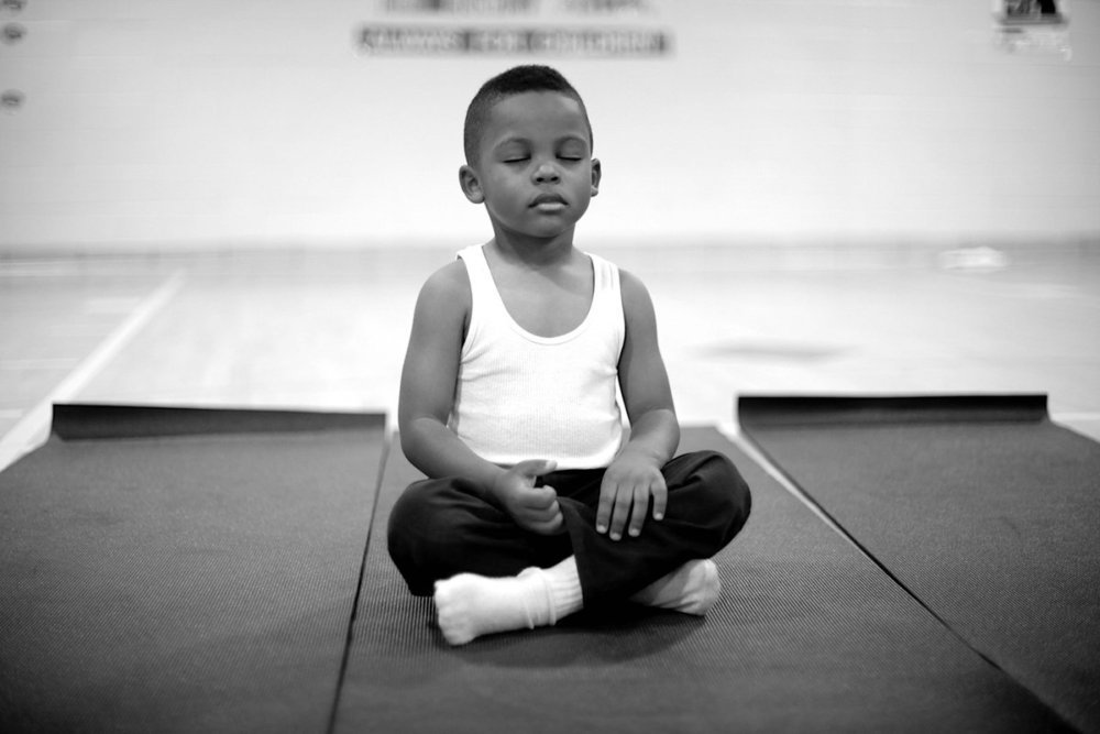 niño meditando