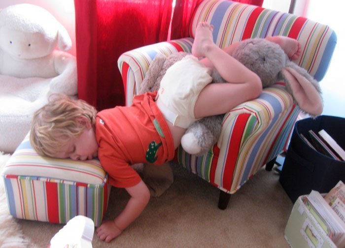 fotos-divertidas-de-ninos-que-demuestran-que-duermen-en-cualquier-sitio-posturas-imposibles
