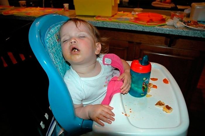 fotos-divertidas-de-ninos-que-demuestran-que-pueden-dormir-en-cualquier-parte-comiendo