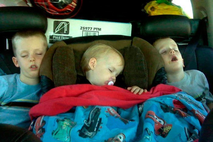 fotos-divertidas-de-ninos-que-demuestran-que-pueden-dormir-en-cualquier-parte-en-el-coche