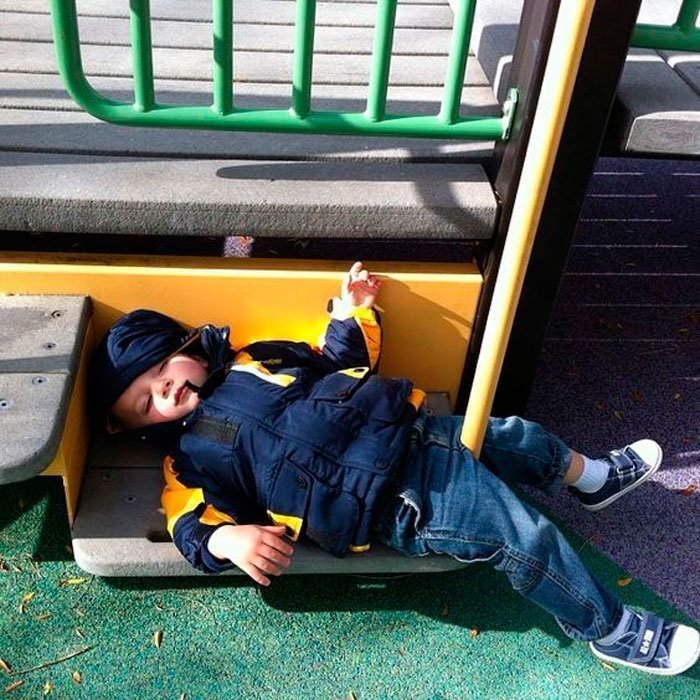 fotos-divertidas-de-ninos-que-demuestran-que-pueden-dormir-en-cualquier-sitio-en-el-parque