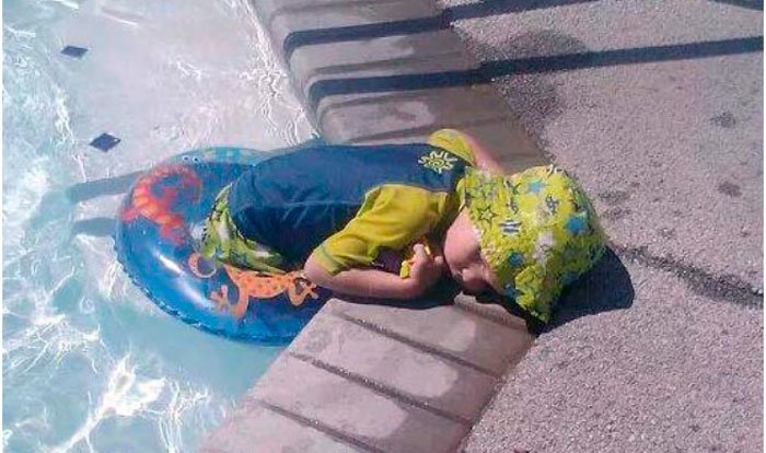 fotos-divertidas-de-ninos-que-demuestran-que-pueden-dormir-en-cualquier-sitio-en-la-piscina