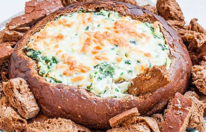 Pan relleno de espinacas, alcachofas y queso