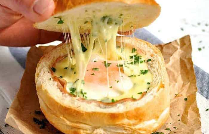Pan relleno de huevo, bacon y queso