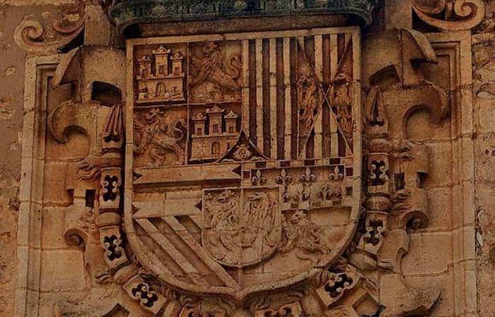 Escudo de Felipe II en Covarrubias 