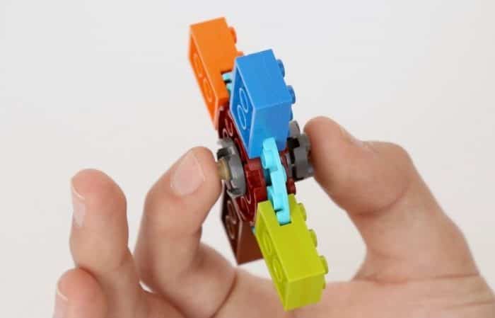 Manualidades para hacer un spinner con Lego