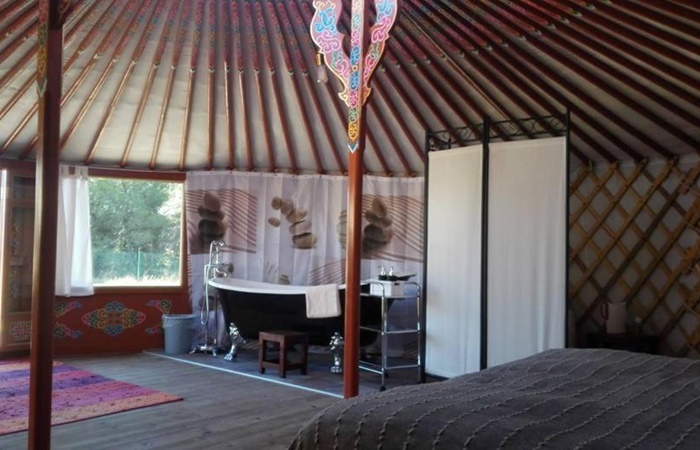 Alojamientos para familias: interior de una yurta en Campo de Reyes, Navarra