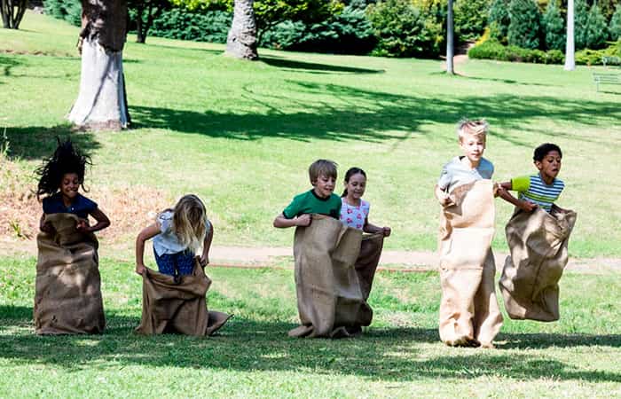 juegos tradicionales para niños: carrera de sacos