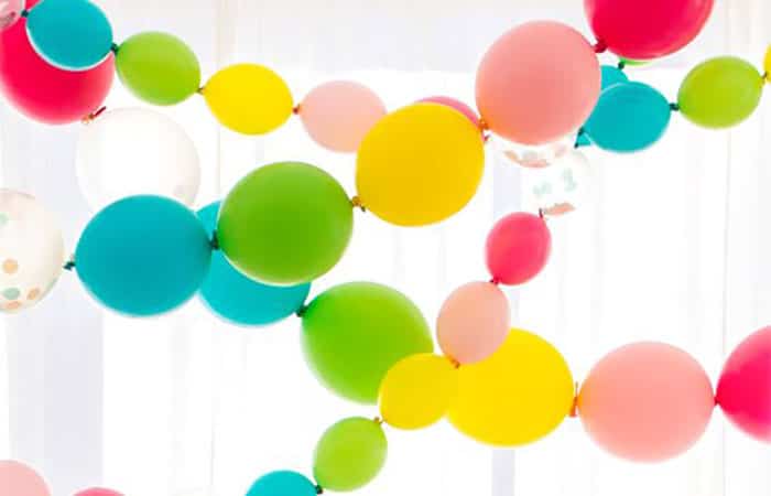 celebrar cumpleaños con decoración sencilla: guirnalda de globos