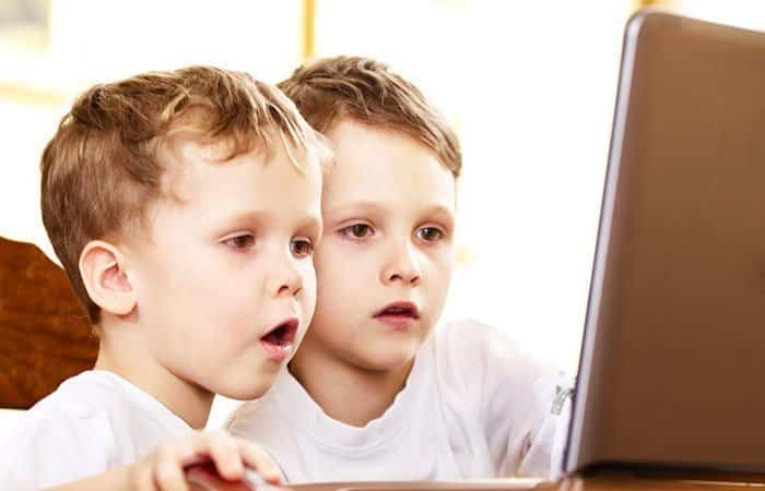 Niños viendo porno en el ordenador