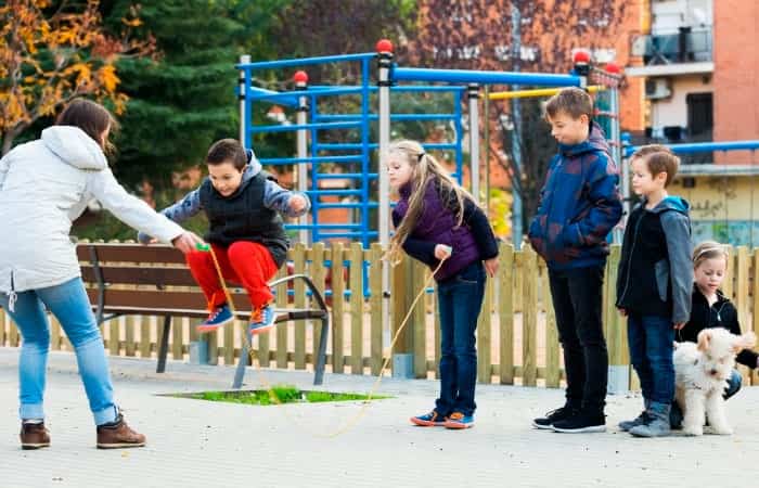 juegos tradicionales para niños: saltar a la comba