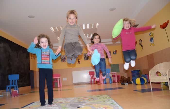Niños saltando en Miniclub Parador Canaro