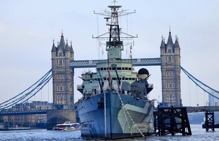 Londres con niños buque de guerra