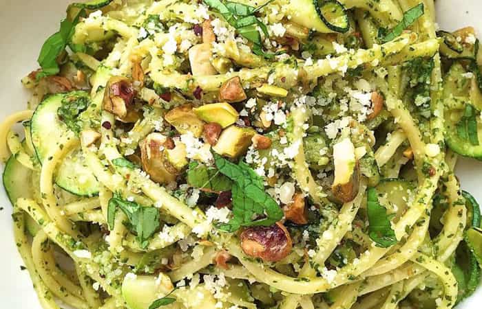 Recetas fáciles de pasta: Espaguetis con calabacín y pesto de pistachos