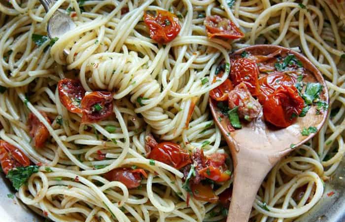 Recetas fáciles de pasta y verdura: Espaguetis con tomates asados