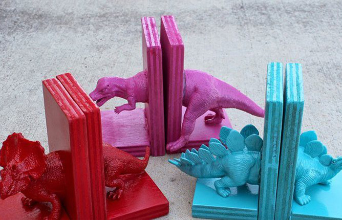 Construye un sujetalibros con dinosaurios de juguete
