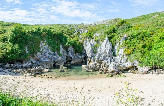 Playa de Gulpiyuri en Llanes, Asturias