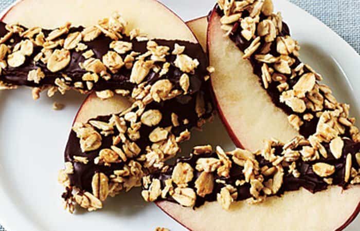 Manzana con chocolate granola