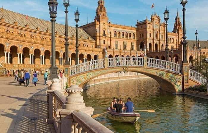Paseos en barca por la Plaza de España de Sevilla