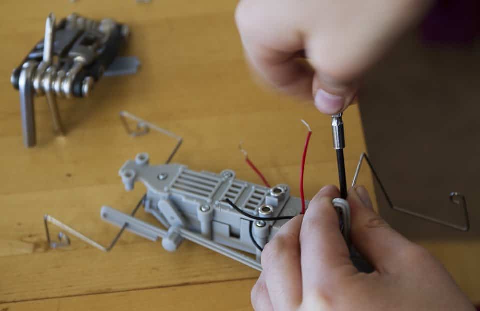 Niño construyendo un robot