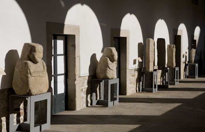 Exposición arqueología Claustro de Convento en en el Museo del Pueblo Gallego