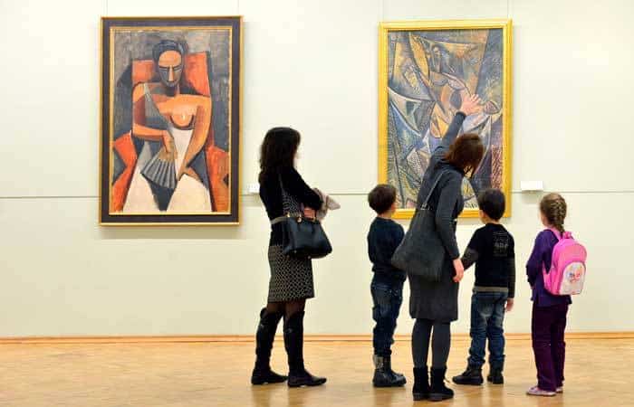 Familias visitando un museo