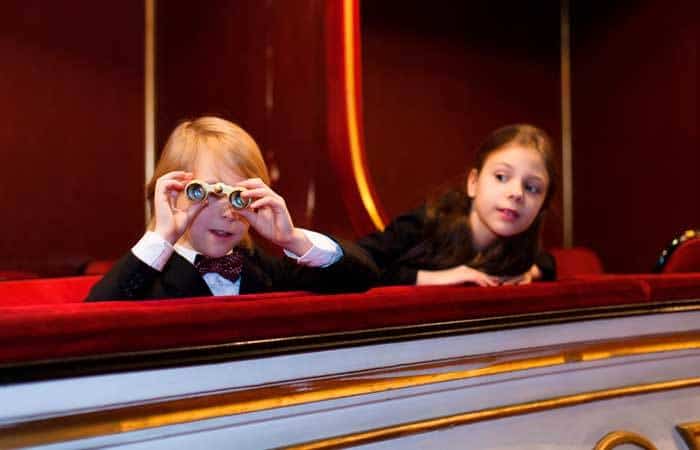 Niños disfrutando de la ópera 